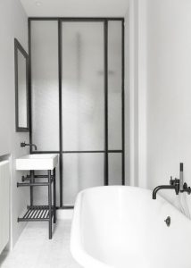 salle_de_bain_design_avec_verriere